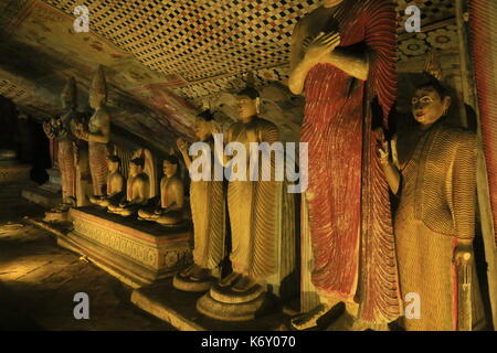 Dambulla Cave Temple, Sri Lanka, des statues à l'intérieur de la cave temple Banque D'Images