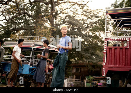 Jeune homme asiatique avec des cheveux blonds donnant sur l'horizon en Birmanie, myanmar, mingun Banque D'Images