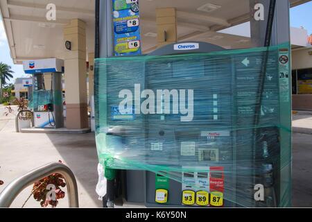 Station essence chevron de pompes en plastique vert transparent couvert après l'ouragan irma Banque D'Images