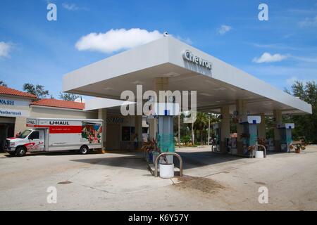 Station essence chevron de pompes en plastique vert transparent couvert avec un u-haul camion stationné à l'avant après l'ouragan irma Banque D'Images