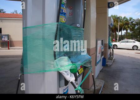 Station essence chevron de pompes en plastique vert transparent couvert après l'ouragan irma Banque D'Images