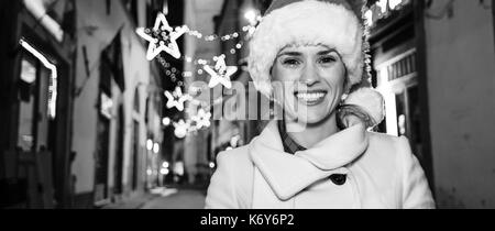 Voyage plein d'inspiration à l'époque de Noël à Florence. smiling young woman in christmas hat à Florence, Italie Banque D'Images