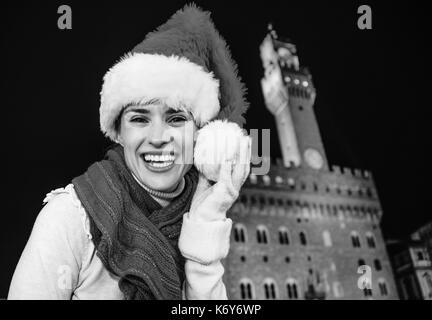 Voyage plein d'inspiration à l'époque de Noël à Florence. portrait of happy woman in touristique moderne christmas hat dans l'avant du Palazzo Vecchio à flo Banque D'Images