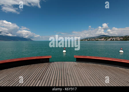 La plate-forme sur mer donne sur le lac Léman à Montreux Suisse dans les Alpes. Il est juste à côté de la statue de Freddie Mercury de queen fame n Banque D'Images