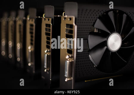 Cryptocurrency mining rig farm en utilisant des cartes graphiques d'ordinateur Banque D'Images
