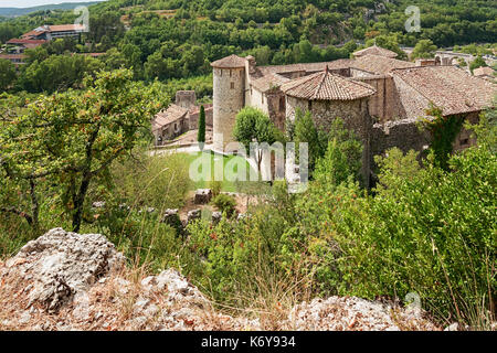 Dominant un village classé parmi les plus pittoresques de france, sur les rives de l'Ardèche, le château de vogue Banque D'Images