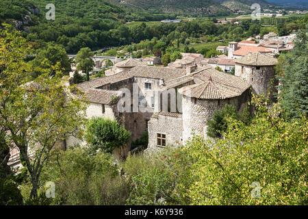 Dominant un village classé parmi les plus pittoresques de france, sur les rives de l'Ardèche, le château de vogue Banque D'Images