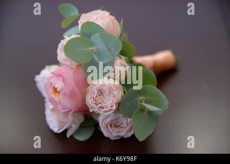 Coup horizontal de bouquet de mariage rose glamour avec pivoines et verdure contre fond mauve Banque D'Images