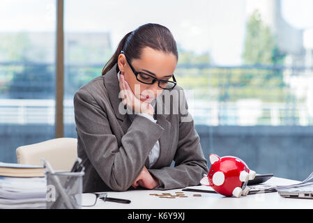 Faillite faillite businesswoman with piggy bank Banque D'Images