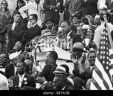 Le Dr Martin Luther King, s'adresse à la foule sur les marches du Lincoln Memorial pendant la marche historique sur Washington. 1963.