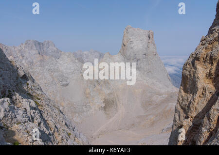 El Naranjo de Bulnes, Picu Urriellu, Collada de Bonita, dans les Picos de Europa, Asturias, Espagne. Banque D'Images