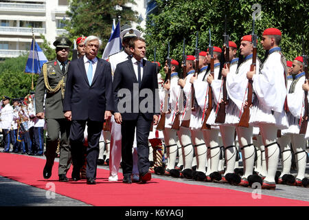 Athènes, Grèce - septembre 7, 2017 : le président français Emmanuel Macron avec sa femme Brigitte lors d'une cérémonie de bienvenue au palais présidentiel de Banque D'Images