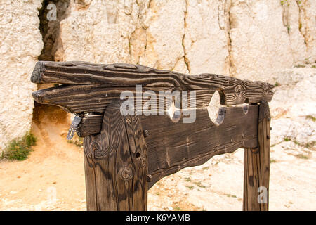 Pilori en bois dans le château rabsztyn (Pologne) Banque D'Images