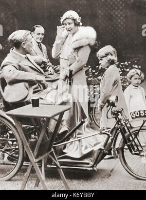 La duchesse de York avec ses filles Princesses Elizabeth et Margaret en 1933 lors d'une visite à la société de broderie des soldats handicapés. La duchesse de York, la future reine Elizabeth, la reine mère. Elizabeth Angela Marguerite Bowes-Lyon, 1900 – 2002. Épouse du roi George VI et mère de la reine Elizabeth II Princesse Elizabeth de York, future Elizabeth II, 1926 - 2022.Reine du Royaume-Uni. Princesse Margaret, future comtesse de Snowden, 1930 – 2002. Du livre de Coronation du roi George VI et de la reine Elizabeth, publié en 1937. Banque D'Images