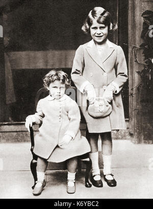 La princesse Elizabeth de York et sa sœur plus jeune, la princesse Margaret, ont reçu des cadeaux de la Disabled Soldier's Embroidery Society en 1933. Princesse Elizabeth de York, future Elizabeth II, 1926 - 2022. Reine du Royaume-Uni. Princesse Margaret, future comtesse de Snowden, 1930 – 2002. Du livre de Coronation du roi George VI et de la reine Elizabeth, publié en 1937. Banque D'Images