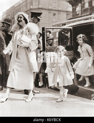 La duchesse de York arrivant au Royal Tournament à Olympia en 1935 avec ses filles la princesse Margaret, à gauche et la princesse Elizabeth, à droite. Duchesse de York, future reine Elizabeth, la reine mère. Elizabeth Angela Marguerite Bowes-Lyon, 1900 – 2002. Épouse du roi George VI et mère de la reine Elizabeth II Princesse Margaret, future comtesse de Snowden, 1930 – 2002. Princesse Elizabeth de York, future Elizabeth II, 1926 - 2022. Reine du Royaume-Uni. Du livre de Coronation du roi George VI et de la reine Elizabeth, publié en 1937. Banque D'Images