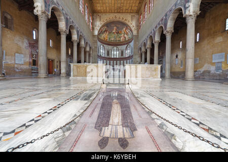 Basilique de Saint Sabina (la plus ancienne basilique romaine existante à Rome avec l'original du plan rectangulaire à colonnade et le style architectural) Banque D'Images