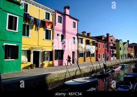 Italie, Vénétie, Venise, classé au Patrimoine Mondial de l'UNESCO, maisons colorées dans le village de Burano island Banque D'Images