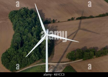 La France, la Meuse, Wind farm de Bonnet Houdelaincourt. 18 éoliennes Vestas V90 de 125m de haut pour une puissance totale de 36 MW 33 000 personnes d'alimentation (vue aérienne) Banque D'Images