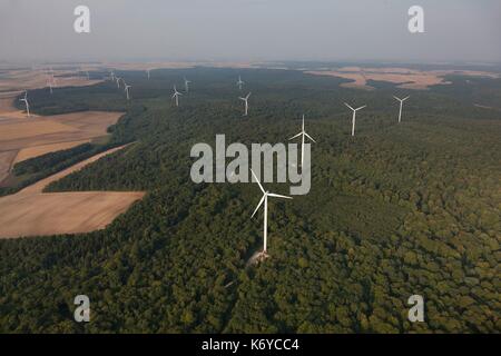 La France, la Meuse, Wind farm de Bonnet Houdelaincourt. 18 éoliennes Vestas V90 de 125m de haut pour une puissance totale de 36 MW 33 000 personnes d'alimentation (vue aérienne) Banque D'Images