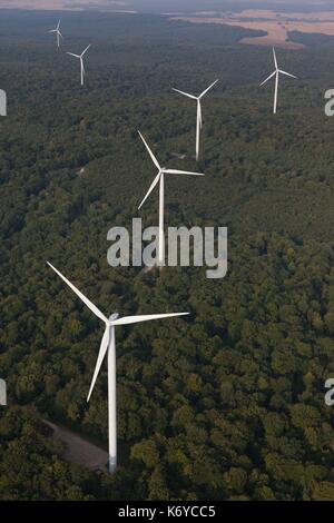 La France, la Meuse, Wind farm de Bonnet Houdelaincourt. 18 éoliennes Vestas V90 de 125m de haut pour une puissance totale de 36 MW 33 000 personnes d'alimentation (vue aérienne) Banque D'Images