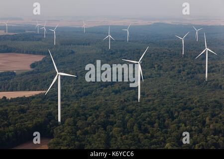 La France, la Meuse, Wind farm de Bonnet Houdelaincourt. 18 éoliennes Vestas V90 de 125m de haut pour une puissance totale de 36 MW 33 000 personnes d'alimentation (vue aérienne) Banque D'Images