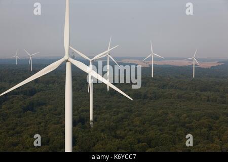 La France, la Meuse, Wind farm de Bonnet Houdelaincourt. 18 éoliennes Vestas V90 de 125m de haut pour une puissance totale de 36 MW 33 000 personnes d'alimentation (vue aérienne) Banque D'Images