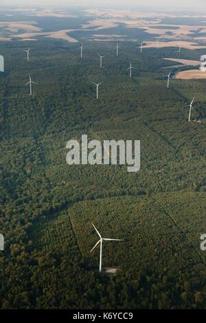 La France, la Meuse, Wind farm de Bonnet Houdelaincourt. 18 éoliennes Vestas V90 de 125m de haut pour une puissance totale de 36 MW 33 000 personnes d'alimentation (vue aérienne) Banque D'Images