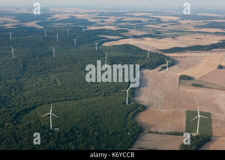 La France, la Meuse, Wind farm de Bonnet Houdelaincourt. 18 éoliennes Vestas V90 de 125m de haut pour une puissance totale de 36 MW 33 000 personnes d'alimentation (vue aérienne) Banque D'Images