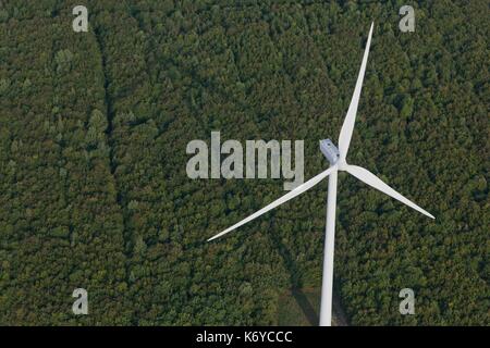 La France, la Meuse, Wind farm de Bonnet Houdelaincourt. 18 éoliennes Vestas V90 de 125m de haut pour une puissance totale de 36 MW 33 000 personnes d'alimentation (vue aérienne) Banque D'Images