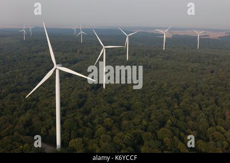 La France, la Meuse, Wind farm de Bonnet Houdelaincourt. 18 éoliennes Vestas V90 de 125m de haut pour une puissance totale de 36 MW 33 000 personnes d'alimentation (vue aérienne) Banque D'Images