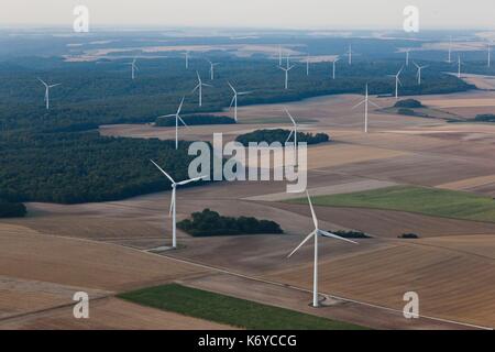La France, la Meuse, Wind farm de Bonnet Houdelaincourt. 18 éoliennes Vestas V90 de 125m de haut pour une puissance totale de 36 MW 33 000 personnes d'alimentation (vue aérienne) Banque D'Images