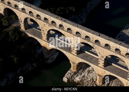 La France, Gard, commune de Villeneuve-lès-Avignon, le Pont du Gard, Patrimoine Mondial de l'classe, aqueduc romain qui enjambe le Gardon (vue aérienne) Banque D'Images