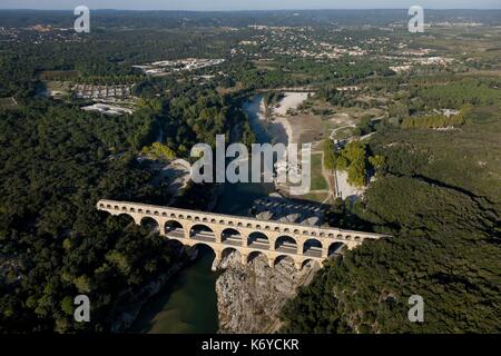 La France, Gard, commune de Villeneuve-lès-Avignon, le Pont du Gard, Patrimoine Mondial de l'classe, aqueduc romain qui enjambe le Gardon (vue aérienne) Banque D'Images
