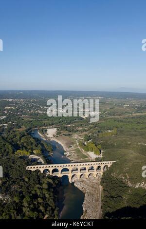 La France, Gard, commune de Villeneuve-lès-Avignon, le Pont du Gard, Patrimoine Mondial de l'classe, aqueduc romain qui enjambe le Gardon (vue aérienne) Banque D'Images