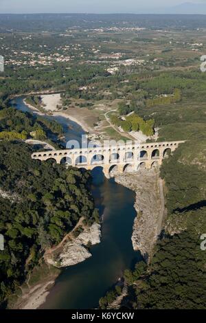 La France, Gard, commune de Villeneuve-lès-Avignon, le Pont du Gard, Patrimoine Mondial de l'classe, aqueduc romain qui enjambe le Gardon (vue aérienne) Banque D'Images