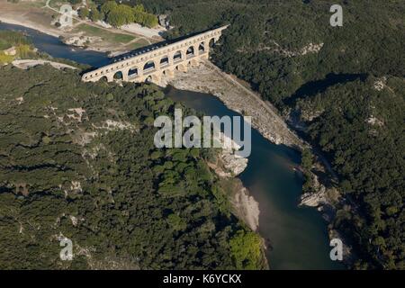 La France, Gard, commune de Villeneuve-lès-Avignon, le Pont du Gard, Patrimoine Mondial de l'classe, aqueduc romain qui enjambe le Gardon (vue aérienne) Banque D'Images