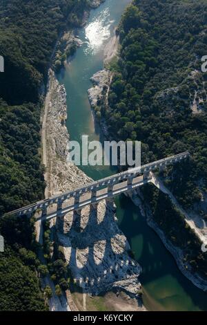 La France, Gard, commune de Villeneuve-lès-Avignon, le Pont du Gard, Patrimoine Mondial de l'classe, aqueduc romain qui enjambe le Gardon (vue aérienne) Banque D'Images