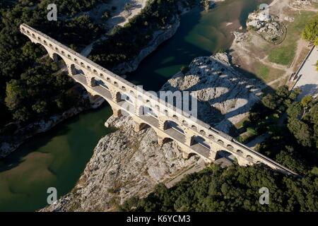 La France, Gard, commune de Villeneuve-lès-Avignon, le Pont du Gard, Patrimoine Mondial de l'classe, aqueduc romain qui enjambe le Gardon (vue aérienne) Banque D'Images