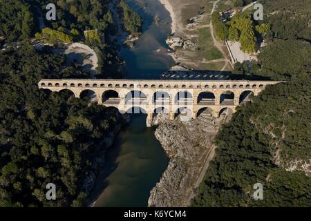 La France, Gard, commune de Villeneuve-lès-Avignon, le Pont du Gard, Patrimoine Mondial de l'classe, aqueduc romain qui enjambe le Gardon (vue aérienne) Banque D'Images