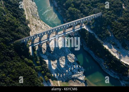 La France, Gard, commune de Villeneuve-lès-Avignon, le Pont du Gard, Patrimoine Mondial de l'classe, aqueduc romain qui enjambe le Gardon (vue aérienne) Banque D'Images