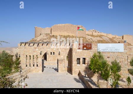 Les visiteurs du château de cendres shubak, Jordanie. Le château est un point d'arrêt sur la route de Pétra. Banque D'Images