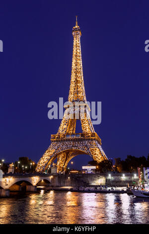 Tour Eiffel la nuit avec la lumière se reflétant dans la seine Banque D'Images