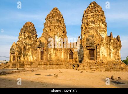 La Thaïlande, la province de Lopburi Lopburi, 13e siècle, Phra Prang Sam Yod temple, l'architecture khmère, est envahi par les macaques mangeurs de crabes ou de macaques à longue queue (Macaca fascicularis) Banque D'Images