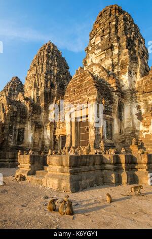 La Thaïlande, la province de Lopburi Lopburi, 13e siècle, Phra Prang Sam Yod temple, l'architecture khmère, est envahi par les macaques mangeurs de crabes ou de macaques à longue queue (Macaca fascicularis) Banque D'Images