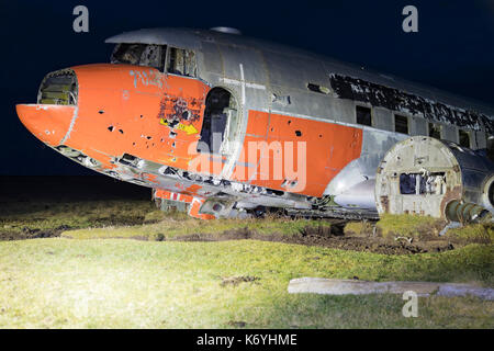 Un crashed united states navy r4d-6 cargo) dans un champ d'agriculteurs à þórshöfn Banque D'Images