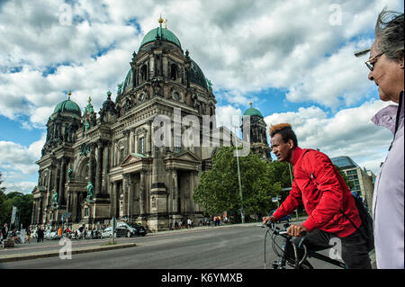 La vie quotidienne dans l'île des musées, Près de la Berliner Dom, Berlin Banque D'Images