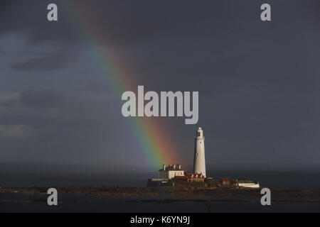 Un arc-en-ciel sur St Mary's lighthouse près de Whitley Bay dans la région de Tyne et Wear, comme aileen tempête rafales hurlantes apporte de fortes averses et de parties du Royaume-Uni. Banque D'Images