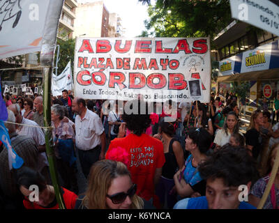 Cordoba, Argentine - 24 mars 2016 : manifestations à l'occasion de la Journée du souvenir de la vérité et de la justice (Día de la Memoria por la Verdad y la Justicia). Banque D'Images