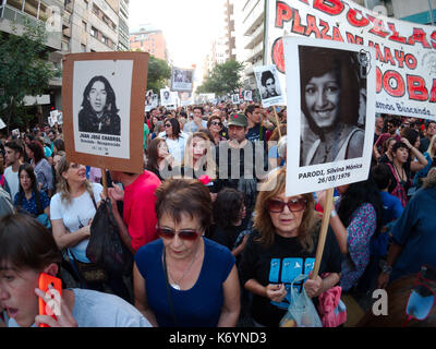 Cordoba, Argentine - 24 mars 2016 : manifestations à l'occasion de la Journée du souvenir de la vérité et de la justice (Día de la Memoria por la Verdad y la Justicia). Banque D'Images